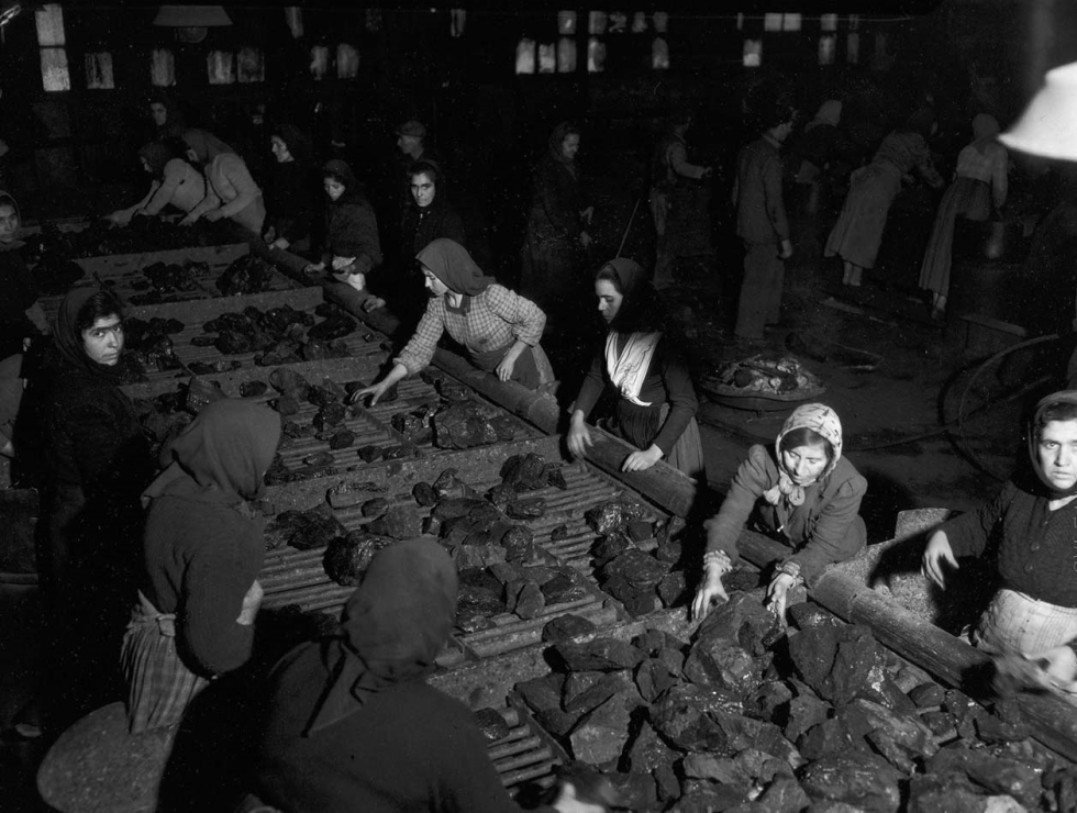 imm_4938_federico-patellani-lavoro-delle-miniere-di-carbone-a-carbonia-donne-1950.jpg